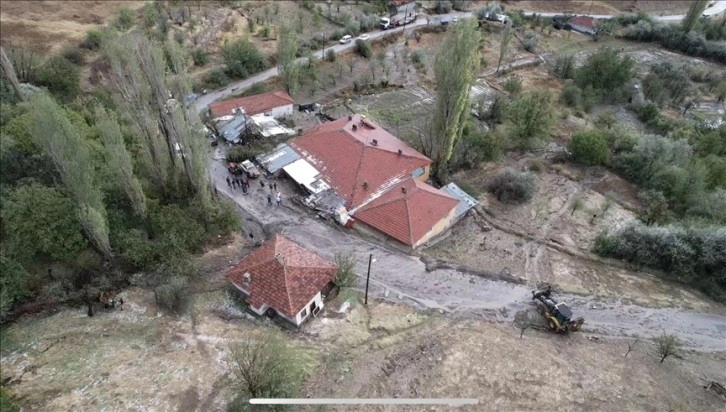 Ankara'nın Çubuk ilçesinde sağanak, su baskınlarına sebep oldu