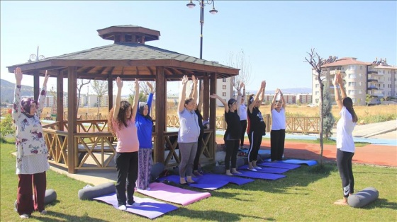 Anne adayları doğada yoga ile doğuma hazırlanıyor