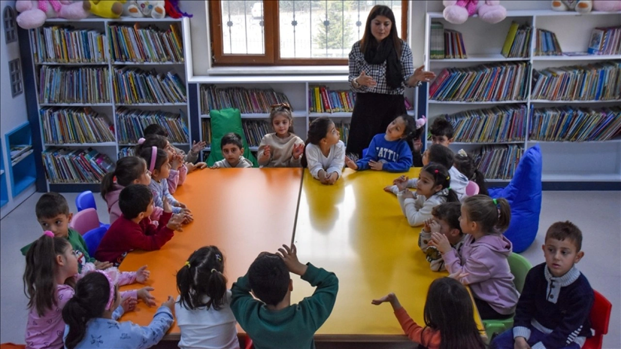 Annelerin masal okuduğu kütüphaneye çocuklar müdavim oldu