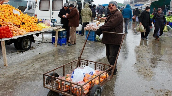 Annesinin yaptırdığı el arabasıyla 'hayatın yükünü' taşıyor