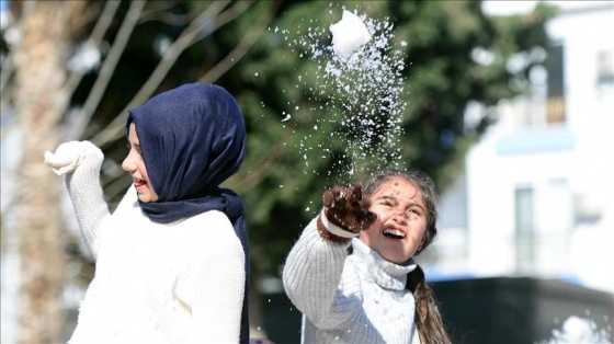 Antalya'da 18 derecede kar topu oynadılar