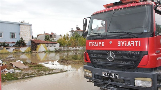 Antalya'da Acısu deresinin taşması sonucu bazı evleri su bastı