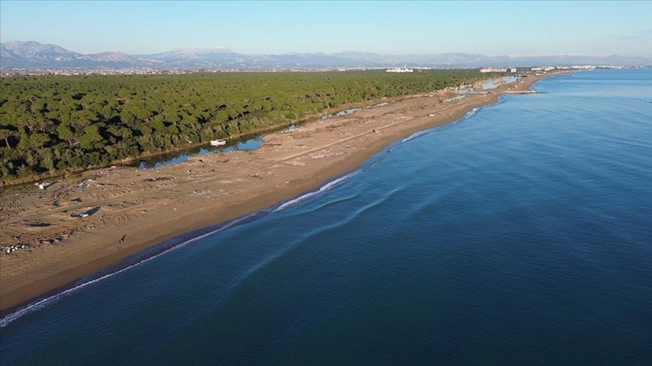 Antalya'da çardaklardan temizlenen Kumköy Sahili eski haline döndü