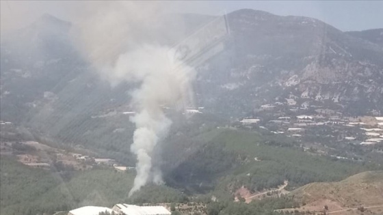 Antalya'da çıkan orman yangını söndürülmeye çalışılıyor