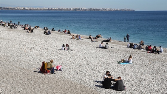 Antalya'da deniz ve güneş keyfi yaşanıyor