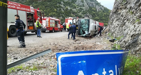 Antalya'da feci kaza: 3 ölü, 14 yaralı