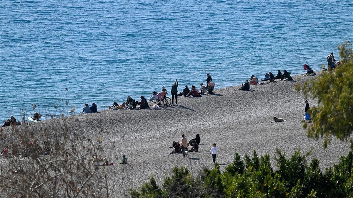 Antalya'da güneşli havayı fırsat bilenler sahillerde yoğunluk oluşturdu