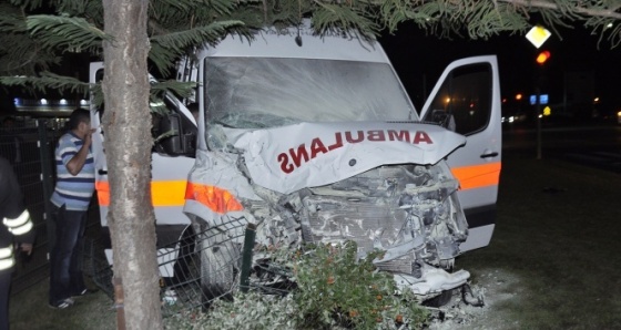 Antalya'da hasta taşıyan ambulans kaza yaptı: 7 yaralı