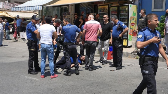 Antalya'da iki polis memurunu bıçakla yaralayan şüpheli bacağından vurularak yakalandı