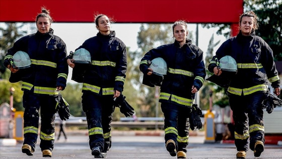 Antalya'da kadın itfaiyeciler her an göreve hazır