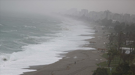 Antalya'da kuvvetli rüzgar ve sağanak etkili oluyor