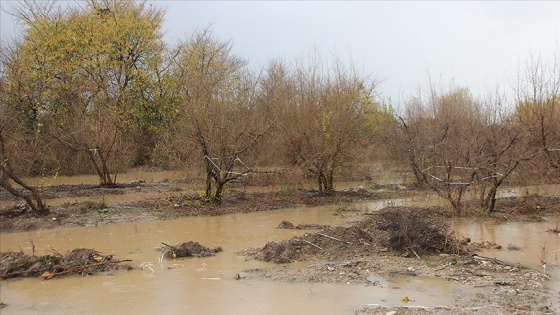 Antalya'da kuvvetli yağış su baskınlarına yol açtı