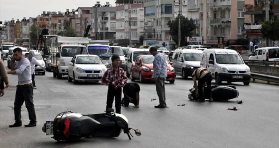 Antalya’da motosikletler çarpıştı: 2 yaralı