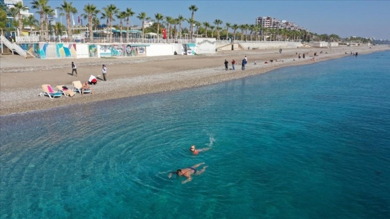 Antalya'da sahiller turistlere kaldı