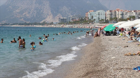 Antalya'da sıcak havadan bunalanlar sahillerde serinlemeye çalıştı