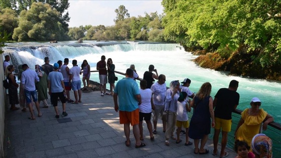 Antalya'da sıcaktan bunalanlar Manavgat Şelalesi'nde serinliyor