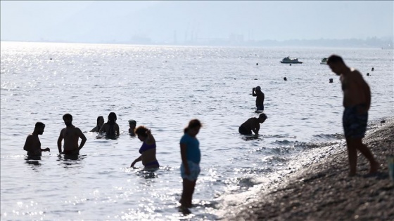 Antalya'da tatilciler kasımda deniz keyfi yaptı