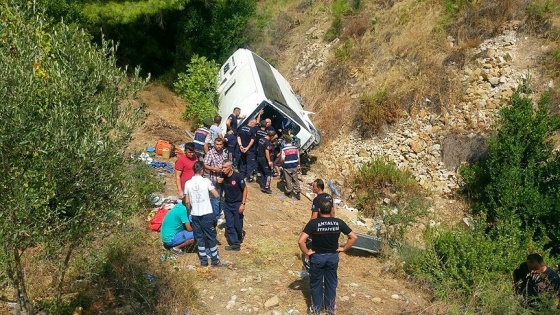 Antalya'da tur midibüsü uçuruma yuvarlandı: 2 ölü, 29 yaralı