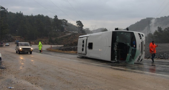 Antalya’da turist midibüsü devrildi: 13 yaralı