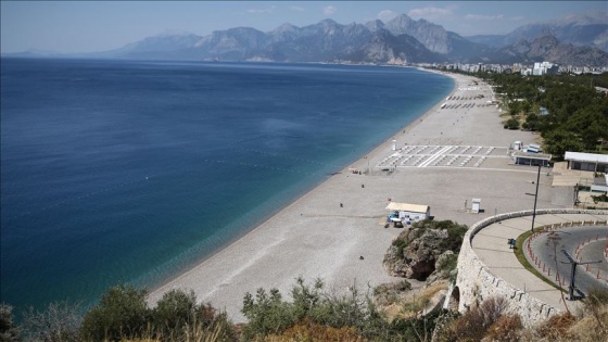 Antalya'daki Konyaaltı Sahili YKS için uygulanan sokağa çıkma kısıtlaması nedeniyle boş kaldı