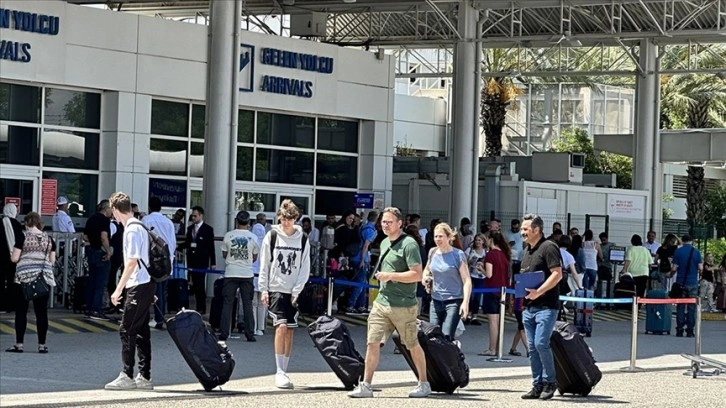Antalya Havalimanı'nda dün uçak trafiği ve yolcu sayısında rekor kırıldı