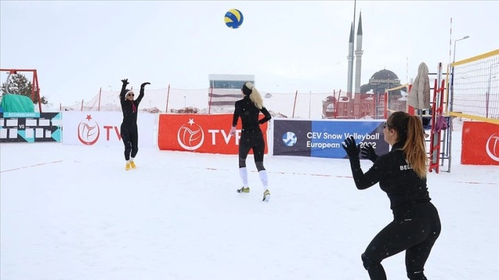 Antalya plajlarında antrenman yapıp karlı dağlarda mücadele ediyorlar