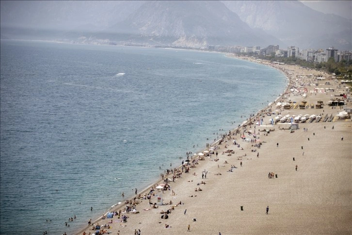 Antalya sahillerinde bayram hareketliliği yaşanıyor