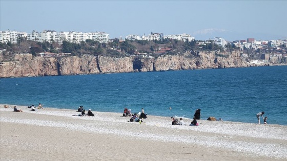 Antalya sahillerinde güneşli hava yoğunluğu