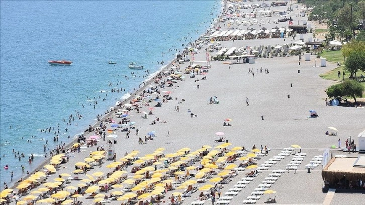 Antalya sahillerinde Kurban Bayramı'nın ilk günü yoğunluk yaşanıyor