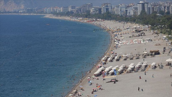 Antalya ve Muğla'da sahillerde yoğunluk yaşanıyor