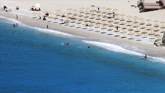 Antalya ve Muğla'da 'sosyal mesafeli' deniz keyfi