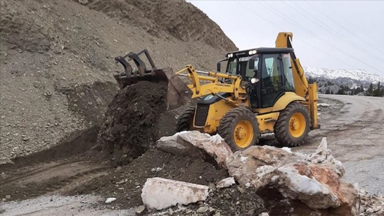 Antalya'yı Konya'ya bağlayan alternatif yayla yolu kayalarla kapatıldı