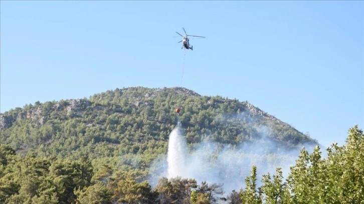 Antalya'da Adrasan Sahili'ne yakın bölgede çıkan orman yangınına müdahale ediliyor