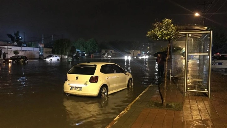 Antalya'da etkili yağış nedeniyle su baskınları yaşandı