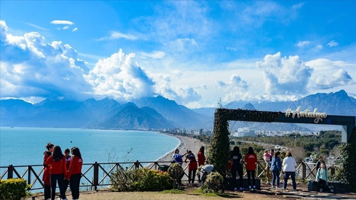 Antalya'da fırtına sonrası güneşli havayı fırsat bilenler denize girdi