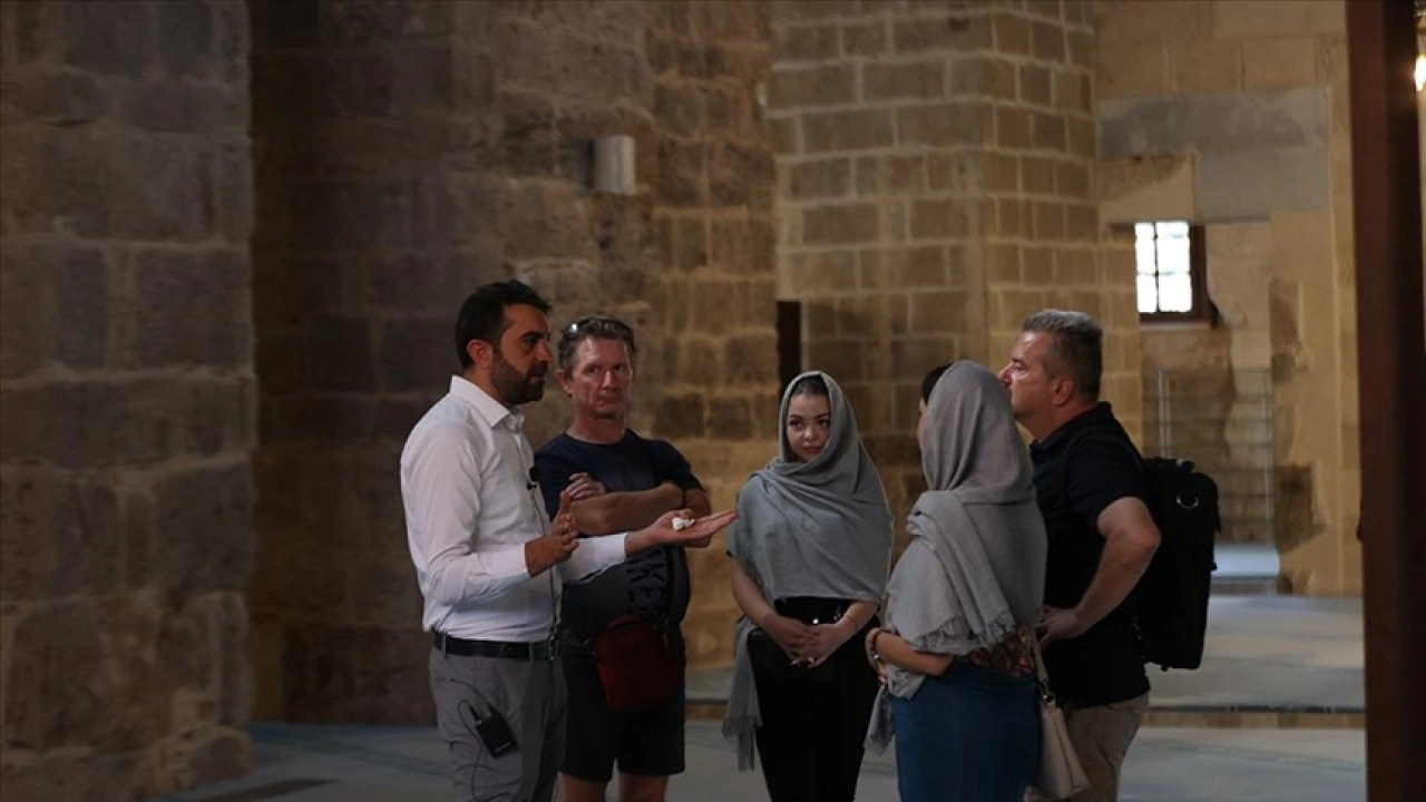 Antalya'da imam, görev yaptığı tarihi camiyi turistlere 4 dilde anlatıyor