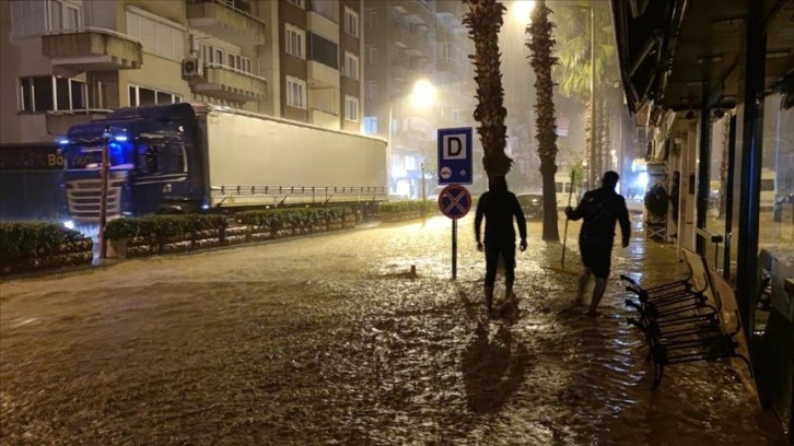 Antalya'da kuvvetli yağış sele sebep oldu