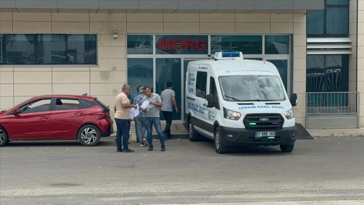 Antalya'da otomobilin su tankerine çarptığı kazada 3 kişi öldü, 2 kişi yaralandı