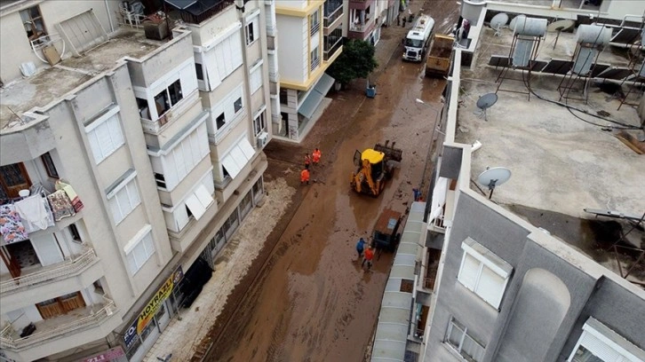 Antalya'da selden etkilenen alanlarda temizlik çalışmaları sürüyor