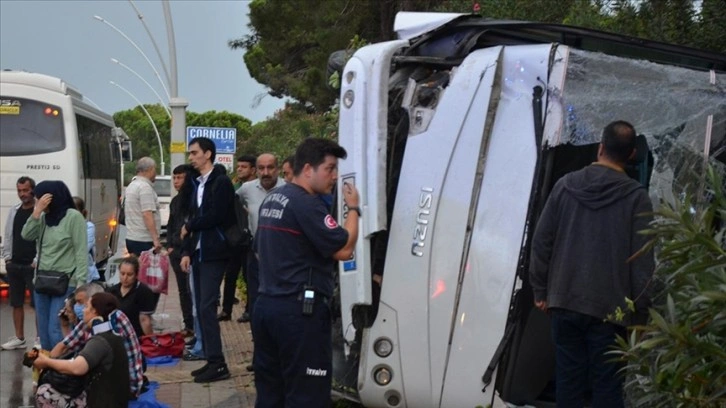 Antalya’da servis midibüsü devrildi, 9 kişi yaralandı