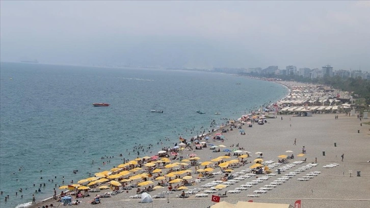 Antalya'da sıcak hava ve nem etkili oldu