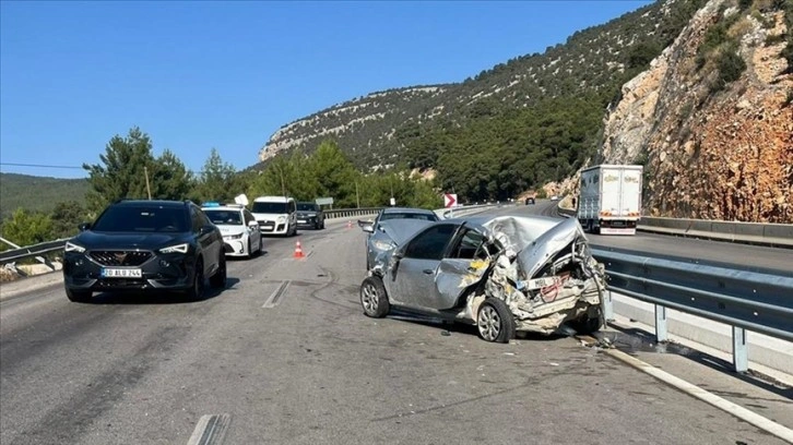 Antalya'da üç aracın karıştığı kazada 1 kişi öldü, 1 kişi yaralandı