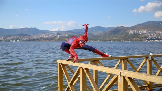 Antalyalı 'Örümcek Adam' İzmir sokaklarında gösteri yaptı