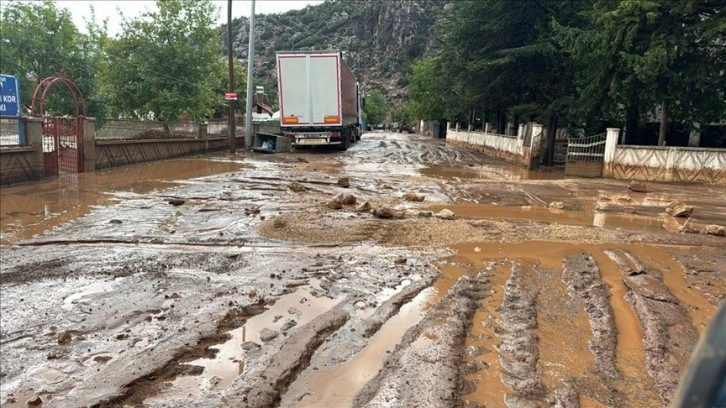 Antalya'nın Elmalı ilçesinde sağanak etkili oldu