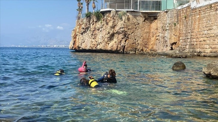 Antalya'nın tarihi Kaleiçi bölgesi dalış tutkunlarını da ağırlıyor