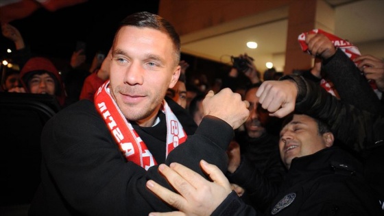 Antalyaspor, Lukas Podolski ile sözleşme imzaladı