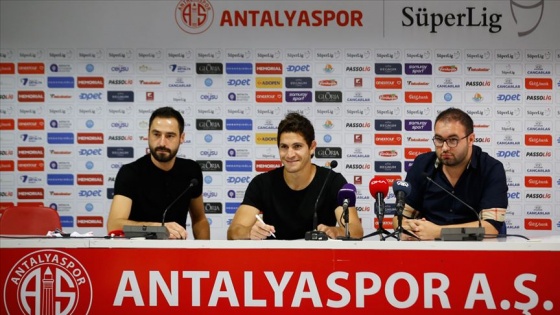 Antalyaspor'un yeni transferi Leschuk imzayı attı