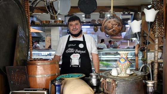 Antika tutkusuyla restoranında eski eşyaları sergiliyor