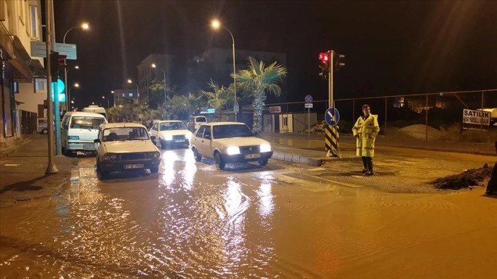 Araban'daki sağanak su baskınlarına neden oldu