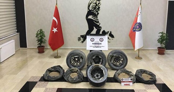 Aracın lastiklerinden 25,5 kilo eroin çıktı